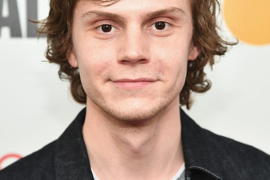 Evan Peters AdoroCinema